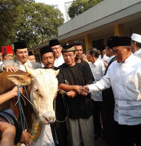 Hari Idul Adha, Ical: Mari Kita Berkorban Untuk Bangsa