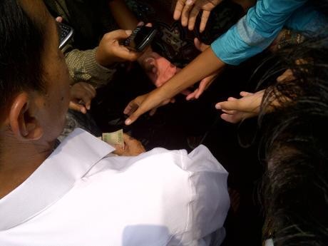 Jumatan di Sunda Kelapa, Jokowi Diserbu Pengemis