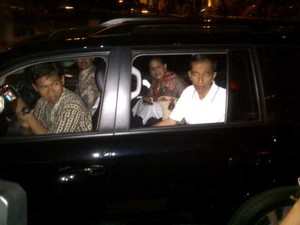 Naik Land Cruiser, Jokowi Tinjau Taman-taman di Jakarta