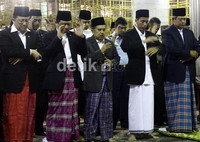 Sholad Idul Adha di Masjid Istiqlal Jokowi Diapit SBY dan JK. (Ramses/detikcom)