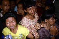 Bberapa diantaranya sampai menangis saat berebut daging kurban. (Ramses/detikcom)