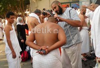 Ribuan umat Islam secara bergelombang bergerak dari Mina menuju Masjidil Haram seusai melontar jumrah aqabah untuk melakukan tawaf ifadha.