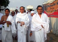 Menteri Agama RI, Suryadharma Ali mengunjungi tenda jamaah haji Indonesia saat wukuf di Arafah.