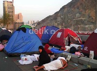 Jamaah haji mendirikan tenda-tenda dipinggir jalan sebagai tanda telah melakukan mabit atau bermalam di kawasan Mina.