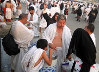 Di sepanjang jalan kawasan Mina, tersedia air zamzam yang bisa diminum oleh semua jamaah.