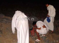 Jamaah mencari bebatuan kerikil saat mabit atau bermalam di Muzdalifah untuk melakukan lemparan jumrah aqabah di Mina.
