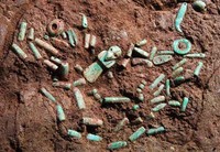 Di dalam kuburan tersebut ditemukan sejumlah perhiasan seperti kalung yang menggambarkan sosok manusia dan burung pemakan bangkai. AFP/Parque Arqueologico Nacional Takalik Abaj.