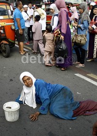 Mereka mencari rezeki dengan memohon belas kasihan kepada pengunjung masjid.(Ramses/detikcom)