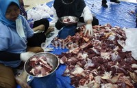 Usai di potong daging-danging tersebut ditimbang. (Ramses/detikcom)