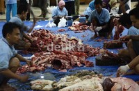 Sejumlah warga bahu membahu menyiapkan paket hewan kurban. (Ramses/detikcom)