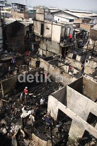 Sejumlah warga mencari sisa barang yang mungkin masih bisa dipakaidiatas tumpukan puing-puing rumah yang habis terbakar pada permukimanpadat penduduk di RT 18 RW 17, Jalan Muara Baru Ujung, MuaraBaru, Penjaringan, Jakarta Utara, Jumat (26/10/2012).(Ramses/detikcom)
