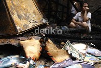 Mereka berharap masih ada barang yang bisa diselamatkan. (ramses/detikcom)