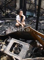 Warga Mengais Sisa Kebakaran di Muara Baru