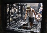 Warga Mengais Sisa Kebakaran di Muara Baru