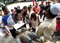 Istri Anang Hermansyah itu mencatatkan nama-nama keluarga yang berkurban di masjid tersebut.