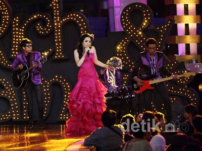 Dibalut Gaun Pink, Gisel Makin Cantik
