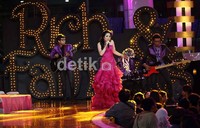 Gisel tampak seperti seorang pengantin dengan gaun pinknya.