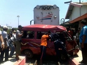 Futura Dihajar Kereta Api di Perlintasan Tak Berpalang Pintu