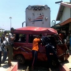 Futura Dihajar Kereta Api di Perlintasan Tak Berpalang Pintu
