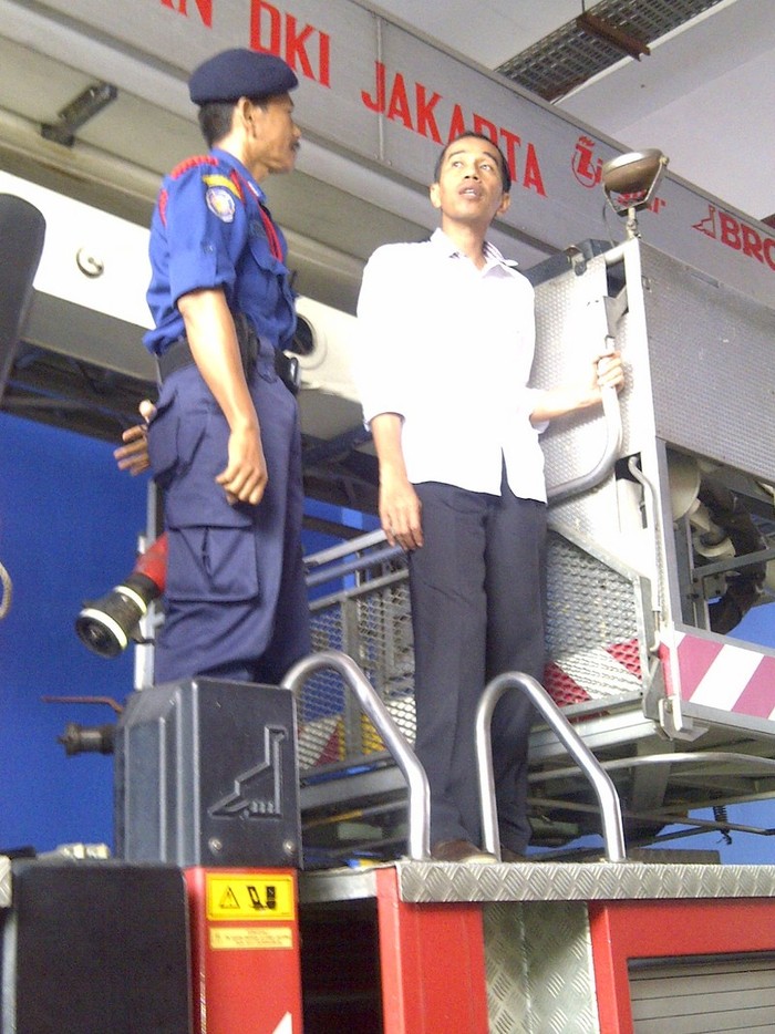 Jokowi Naik Mobil Pemadam Kebakaran