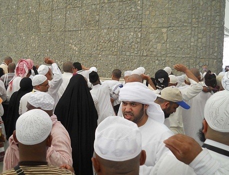 Mabit di Mina, Jamaah Haji Indonesia Lempar Jamarat