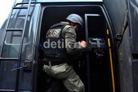 Petugas melakukan penyisiran di rumah terduga Teroris, di RT 003/09 Gang Haji Kimin, Palmerah Barat II, Palmerah, Jakarta Barat, Sabtu (27/10).