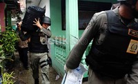 Sebelumya Pasukan anti teror Detasemen Khusus 88, melakukan penggerebekan dan berhasil mengamankan tiga orang yang berada di rumah tersebut