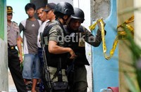 Di sekeliling rumah tersebut juga dipasangi garis pembatas kuning bertuliskan police line.