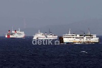 Tak hanya itu, Selat Sunda juga merupakan jalur pelayaran Internasional. Maka tak heran bila para nahkoda harus lebih berhati-hati dalam menahkodai kapal mereka.