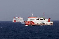 Padatnya trip penyeberangan di perairan Selat Sunda tidak didukung oleh jumlah dermaga di Pelabuhan Merak maupun Bakauheni, sehingga kapal feri kerap parkir di perairan menunggu waktu bersandar.