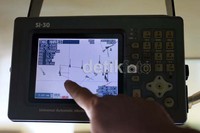Petugas menunjukan radar yang memperlihatkan kepadatan kapal di jalur pelayaran Selat Sunda.