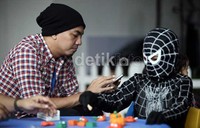 Arkananta Putra Birowo atau yang akrab disapa Arka tampak mengenakan busana spiderman berwarna hitam untuk mengikuti acara Kids Love Disco tersebut.