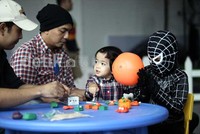 Kedua anak Indra tampak asyik bermain sambil belajar.