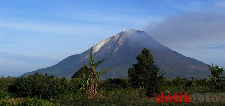 Rayakan Sumpah Pemuda, 350 Orang Gelar Upacara di Puncak Gunung Sinabung