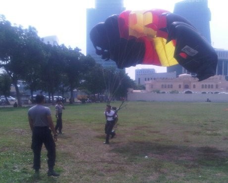 Hari Sumpah Pemuda, 20 Penerjun Payung Beraksi di Kuningan