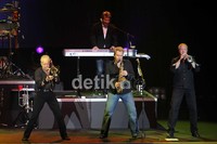 Lagu yang dibawakan oleh sang bassis dan vokalis, Jason Scheff itu mengalun dengan manis. Penonton terhanyut dengan lirik yang mellow.