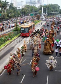 Para peserta kirab menunjukan penampilan terbaik saat mengikuti kirab budaya di Jakarta, Minggu (28/10).