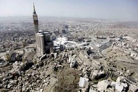 Kota Mekkah difoto dari udara. Terlihat Menara Abraj Al Bait tinggi menjulang disamping kompleks Masjidil Haram dan Kabah.