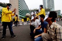 Mereka mengenakan topeng para tokoh korupsi diantaranya Gayus dan Anggie.