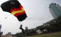 Sebelumnya, para penerjun menaiki pesawat Cassa 212. Mereka berputar-putar di angkasa dengan kostum yang berwarna warni melewati gedung-gedung di kawasan Mega Kuningan.