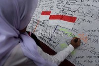 Mereka mendukung KPK untuk pemberantasan korupsi.