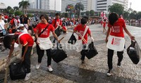 Salah satu aktifitas agenda ini yakni membersihkan bundaran Hotel Indonesia.