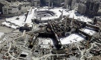 Foto udara menunjukan kota Mekkah yang makin kompleks penuh dengan gedung tinggi. Sementara Kabah menjadi pusat dalam sistem tata kota Mekkah yang terus dikembangkan.