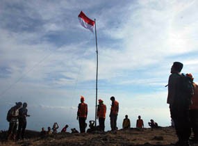 Sumpah Pemuda, Merah Putih Raksasa Digelar di Puncak Penanggungan
