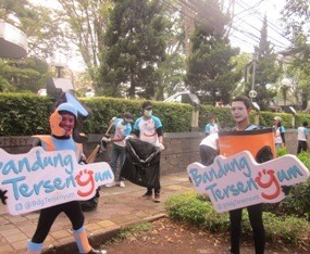 Relawan Bandung Tersenyum Bebersih di CFD Dago