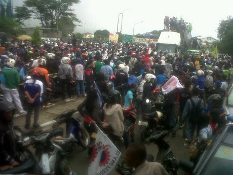 Gagal Blokir Tol Sentul, Ribuan Buruh Bogor Bubarkan Diri