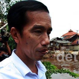 Jokowi Jalan-jalan Sore di Taman Ayodya Barito