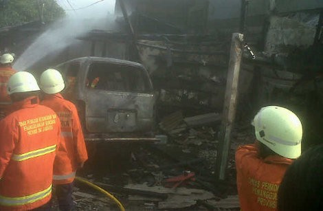 Bengkel Terbakar di Jl Tendean, Sebuah Mobil & Motor Hangus