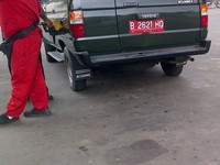 Masih ada saja pengguna mobil yang bandel menggunakan premium. (Foto Indah Permata Sari).