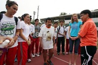 Bob Hasan bersama atlet pelatnas atletik di Satdion Atletik Senayan, Jakarta.